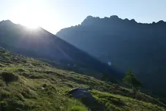 Ein kleiner Morgenspaziergang - Die Sonne kommt über die Bocchetta Ein kleiner Morgenspaziergang - Die Sonne kommt über die Bocchetta