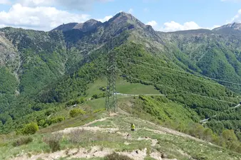 Blick zur Alpe Neggia mit Parkplatz