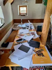 Malen in der gut geheizten Hütte Malen in der gut geheizten Hütte
